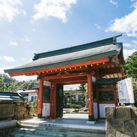 鵜戸神宮の朱色の門から社務所へつながる参道の写真