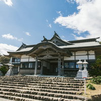 宮崎県日南市の鵜戸神宮の古い社務所と石段の写真