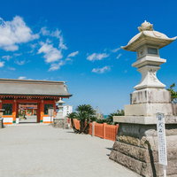 快晴の鵜戸神宮、楼門と石灯籠の写真