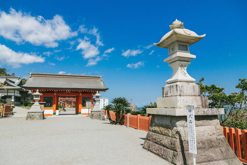 快晴の鵜戸神宮、楼門と石灯籠