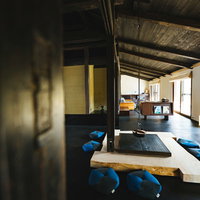 梁が見える天井の高い古民家宿泊施設、飫肥の和室空間の写真