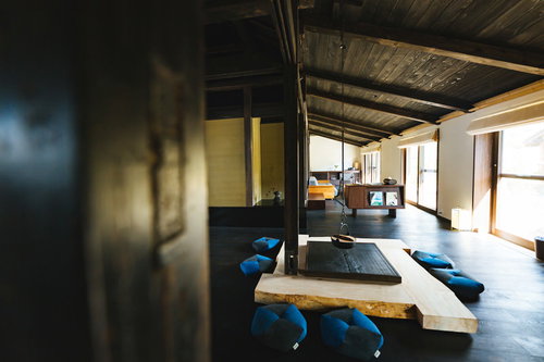 梁が見える天井の高い古民家宿泊施設、飫肥の和室空間