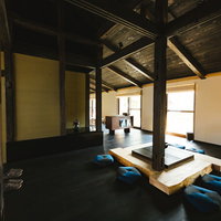 囲炉裏のある伝統的な古民家の室内［季楽 飫肥（合屋邸）］の写真