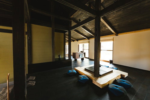 囲炉裏のある伝統的な古民家の室内［季楽 飫肥（合屋邸）］