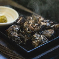 できたてホヤホヤのみやざき地頭鶏の炭火焼きの写真