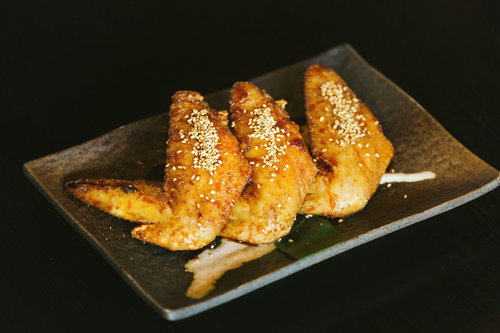 みやざき地頭鶏の大きな手羽先、白ごまをまぶした焼き鳥