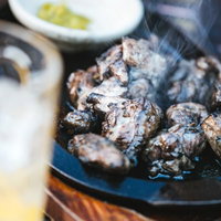 お酒によく合う湯気たつみやざき地頭鶏の炭火焼きの写真