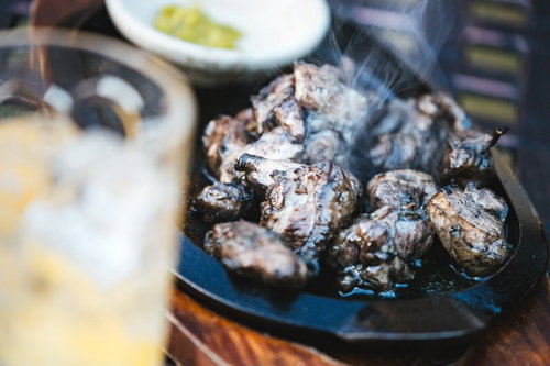 お酒によく合う湯気たつみやざき地頭鶏の炭火焼き