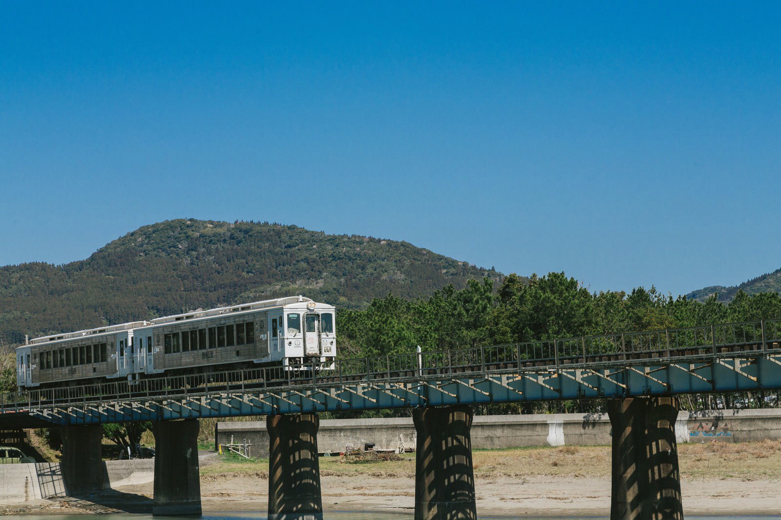 宮崎県日南市を走るJR九州の観光列車「海幸山幸」が鉄橋を走行している