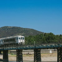 乗車率1位のJR九州観光列車「海幸山幸」が橋を渡るの写真