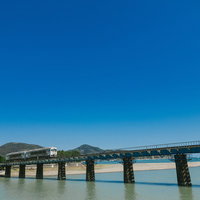 宮崎県日南市の鉄橋を渡る観光列車「海幸山幸」の写真