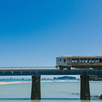 南郷町に差し掛かった観光列車「海幸山幸」と青い海の写真