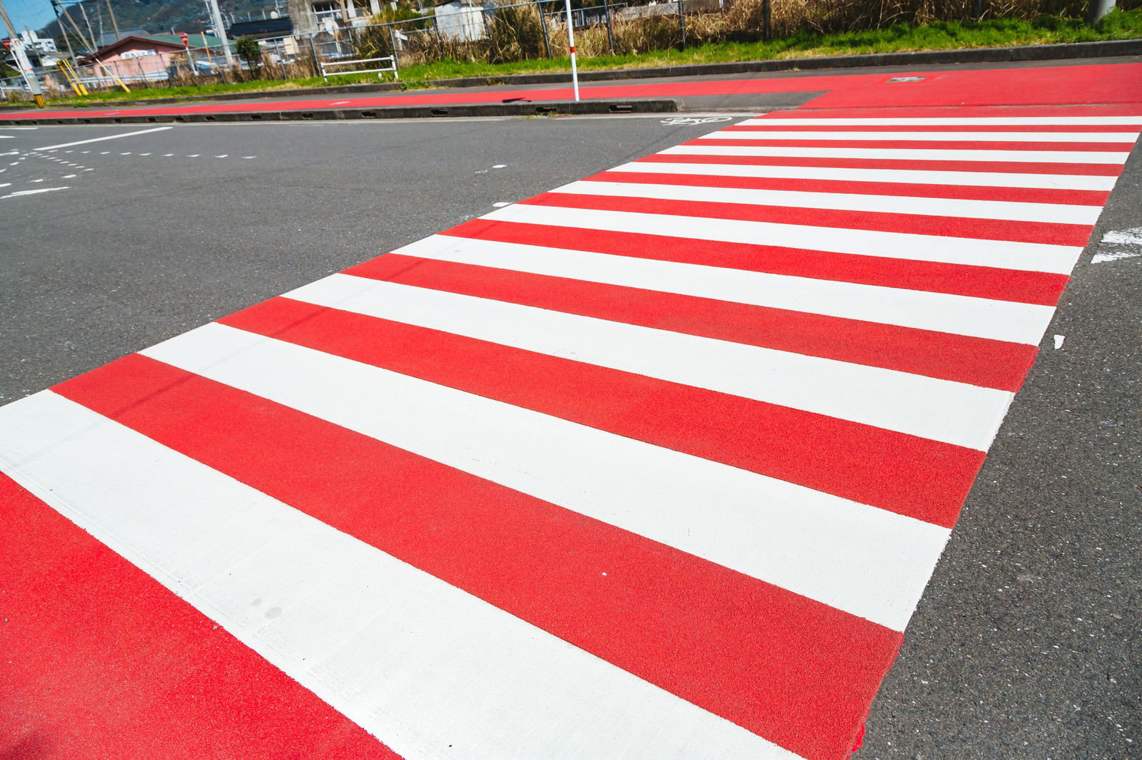 赤と白の横断歩道と点字ブロック