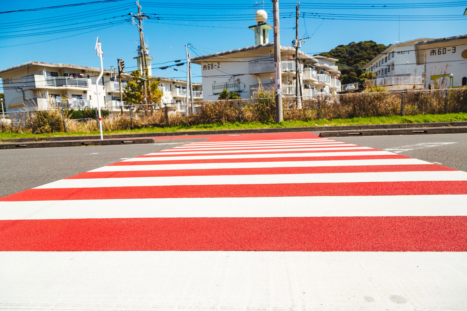 宮崎県日南市の赤白ストライプの横断歩道と青空