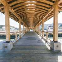 飫肥杉がふんだんに使われている屋根付きの夢見橋の写真