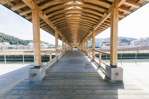 飫肥杉がふんだんに使われている屋根付きの夢見橋