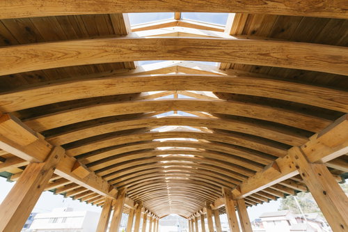 飫肥杉の弾力性を活かした「曲げ木」で作られた夢見橋の天井部分