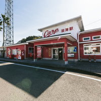 野球チームの影響によって赤一色に統一された油津駅（あぶらつえき）の駅舎の写真