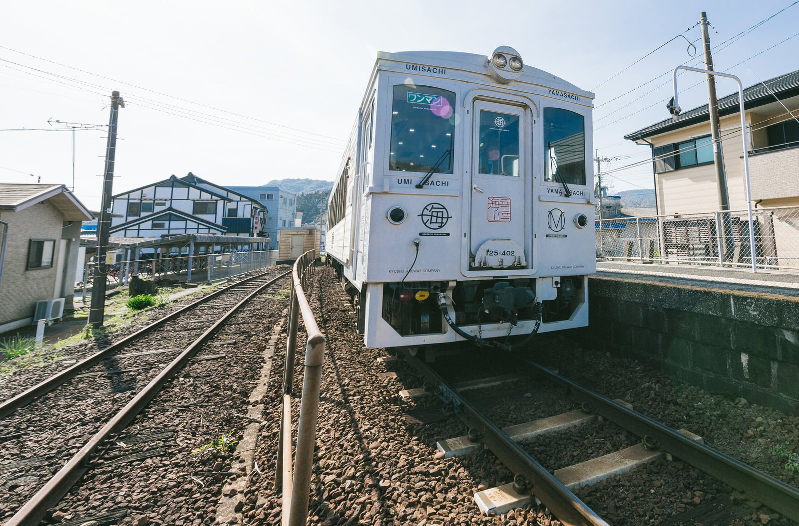 日南市の駅ホームに停車している白い観光列車「海幸山幸」
