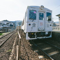 日南市のホームに停車中の観光列車「海幸山幸」の写真