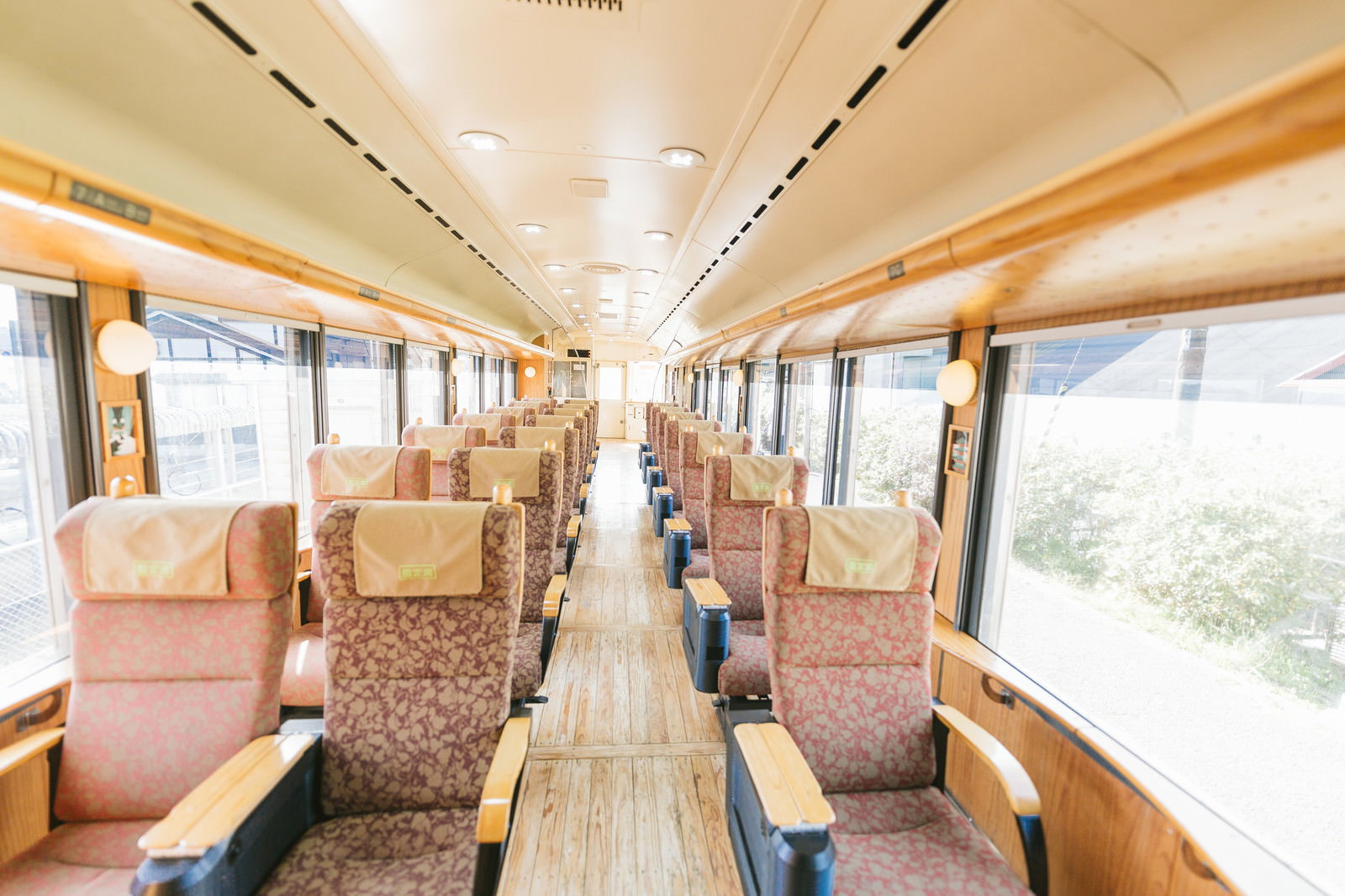 飫肥杉を使った座席が並ぶ観光列車「海幸山幸」の車内