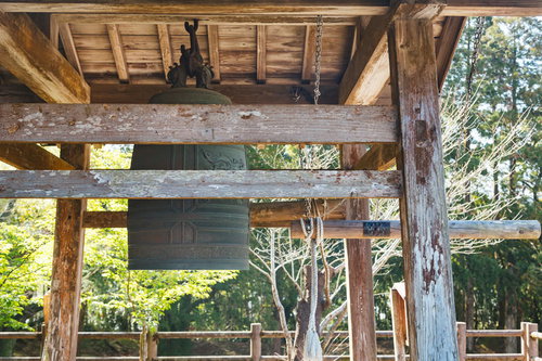 飫肥城内の木造鐘楼に吊り下げられた釣り鐘