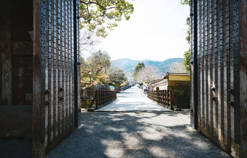 飫肥城の大手門から奥へ伸びる石畳の参道と両側の石垣