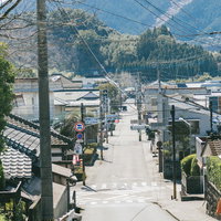 日本で2番目に小さいスクランブル交差点の白い横断歩道（飫肥三丁目）の写真