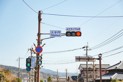 大手門交差点のスクランブル交差点に設置された信号機