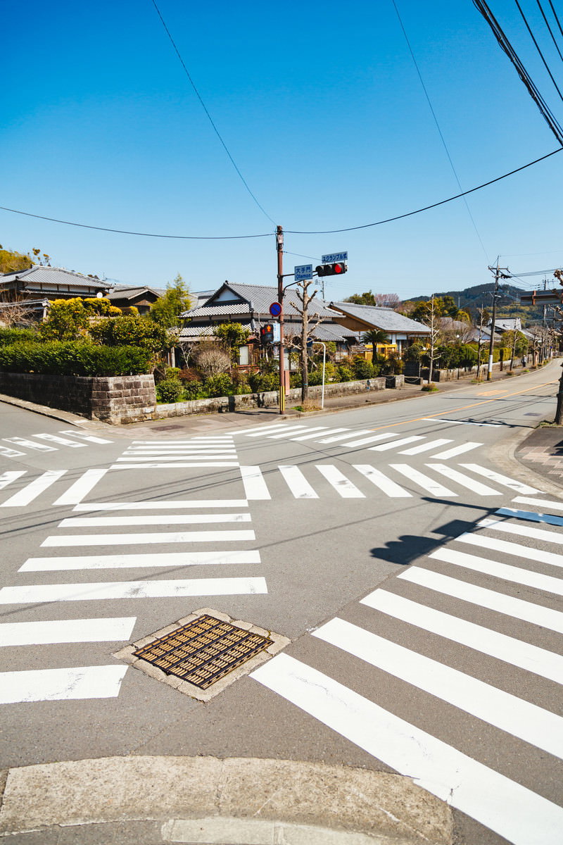飫肥城大手門前のスクランブル交差点と白い横断歩道