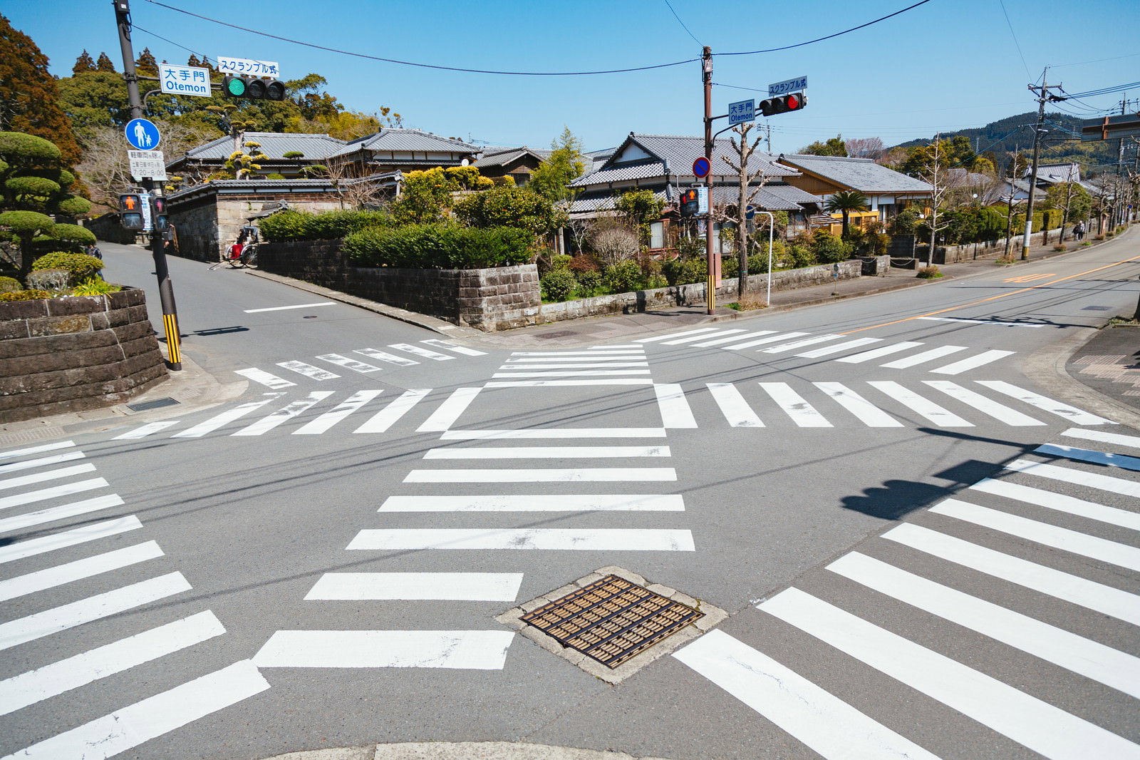 宮崎県日南市大手門の白い横断歩道が十字に交わるスクランブル交差点