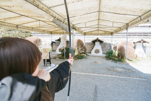 座りながら弓をひく四半的・日南市の伝統射芸