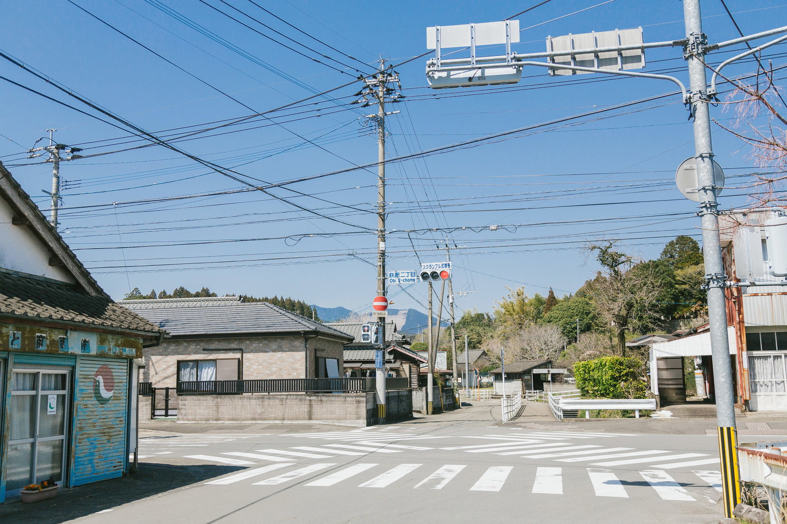 宮崎県日南市飫肥二丁目のスクランブル交差点、青信号と白い横断歩道