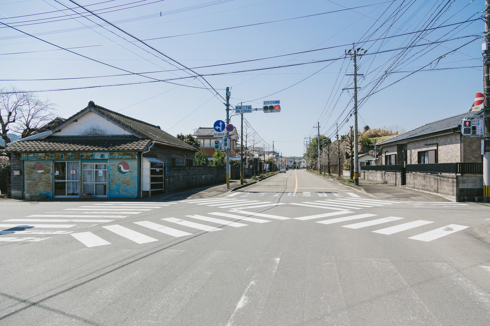 住宅街にある日本で1番小さいスクランブル交差点の風景