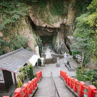 赤い手すりが続く祇園神社の参道（日南市）の写真