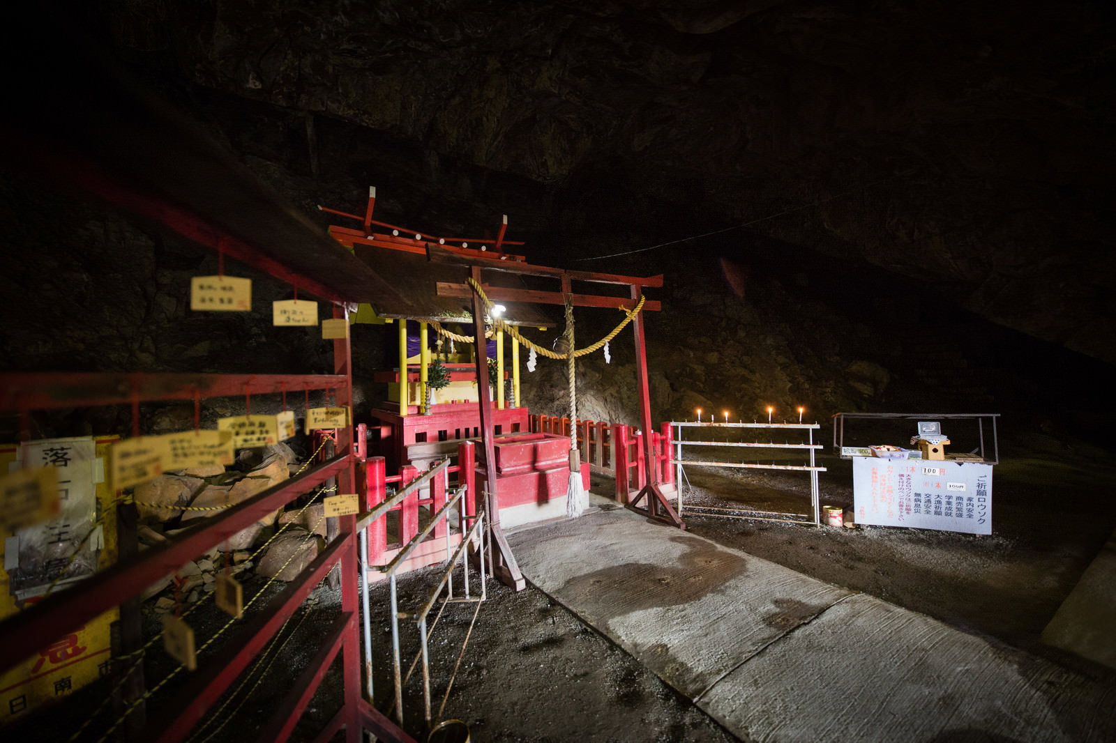 夜にライトアップされた祇園神社の朱色の鳥居