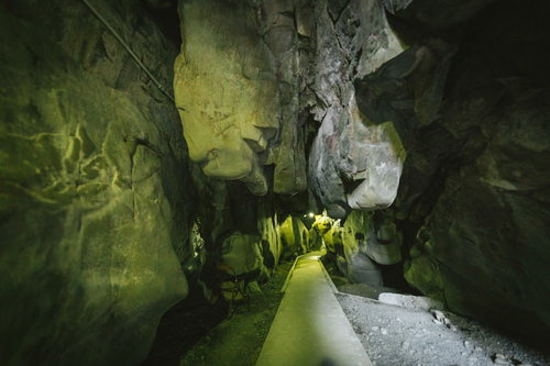 岩が突き出る龍神の祇園神社、緑光に包まれた日南市の神社