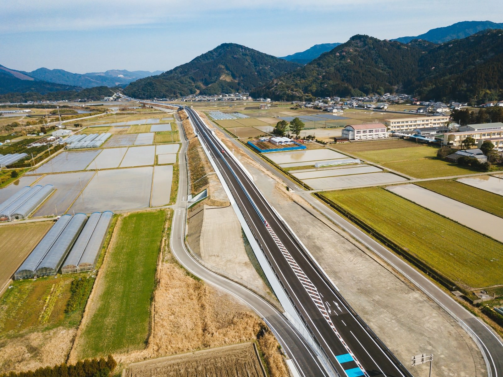 山間部を通る東九州自動車道の建設現場を上空から撮影