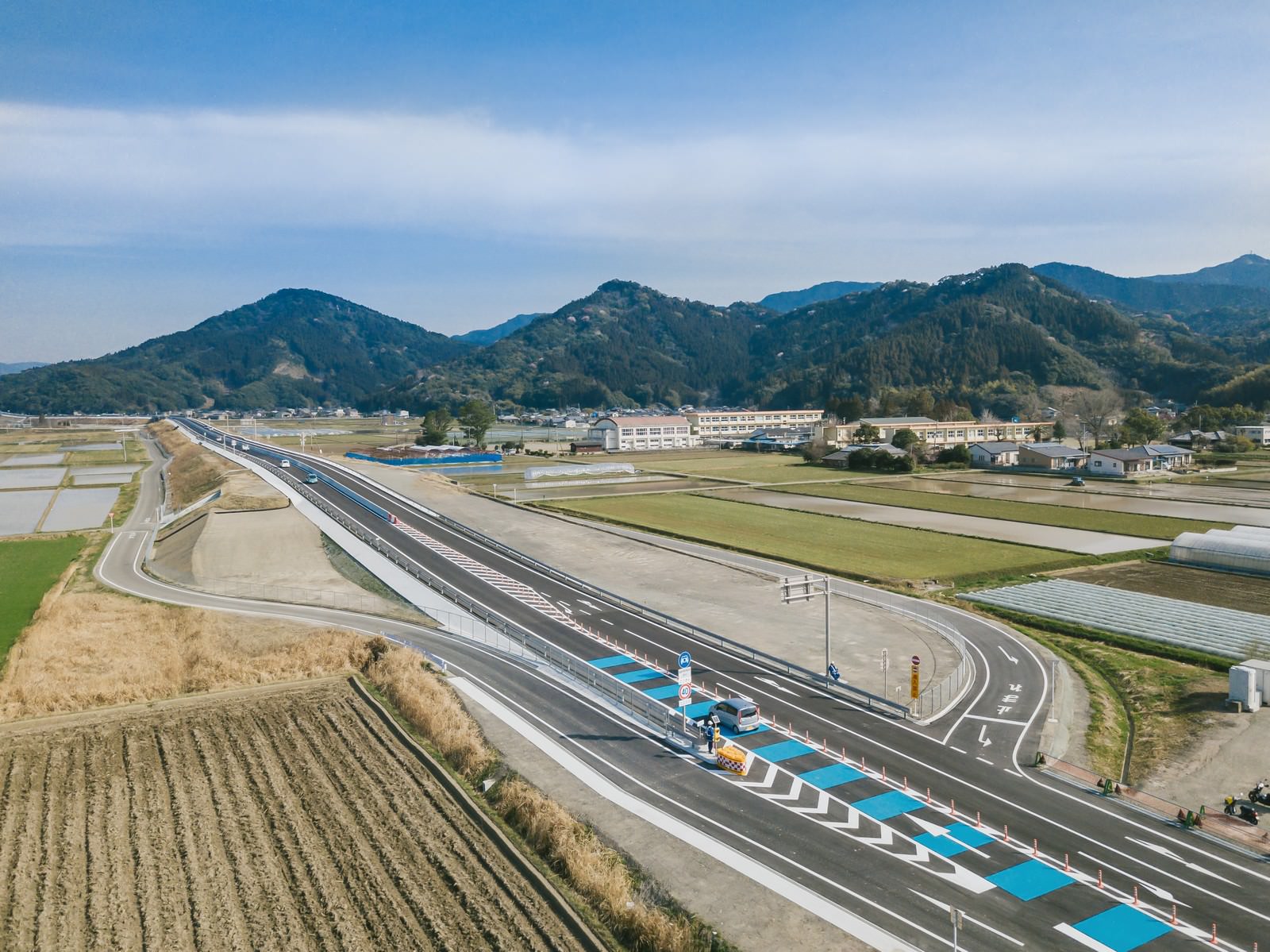 山間部を通る開通したばかりの東九州自動車道を空撮した風景
