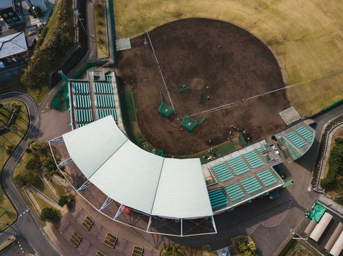 天福球場のバックネット裏観客席を上空から捉えた空撮