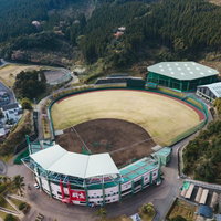 広島カープの練習拠点・天福球場の室内練習場とグラウンドの写真