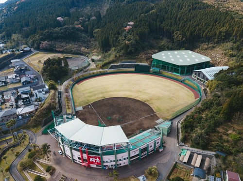広島カープの練習拠点・天福球場の室内練習場とグラウンド