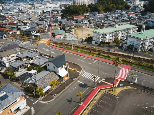 宮崎県日南市油津の街並みと赤い歩道 空撮