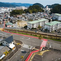 天福球場から油津商店街に伸びるカープの赤い道を空撮の写真