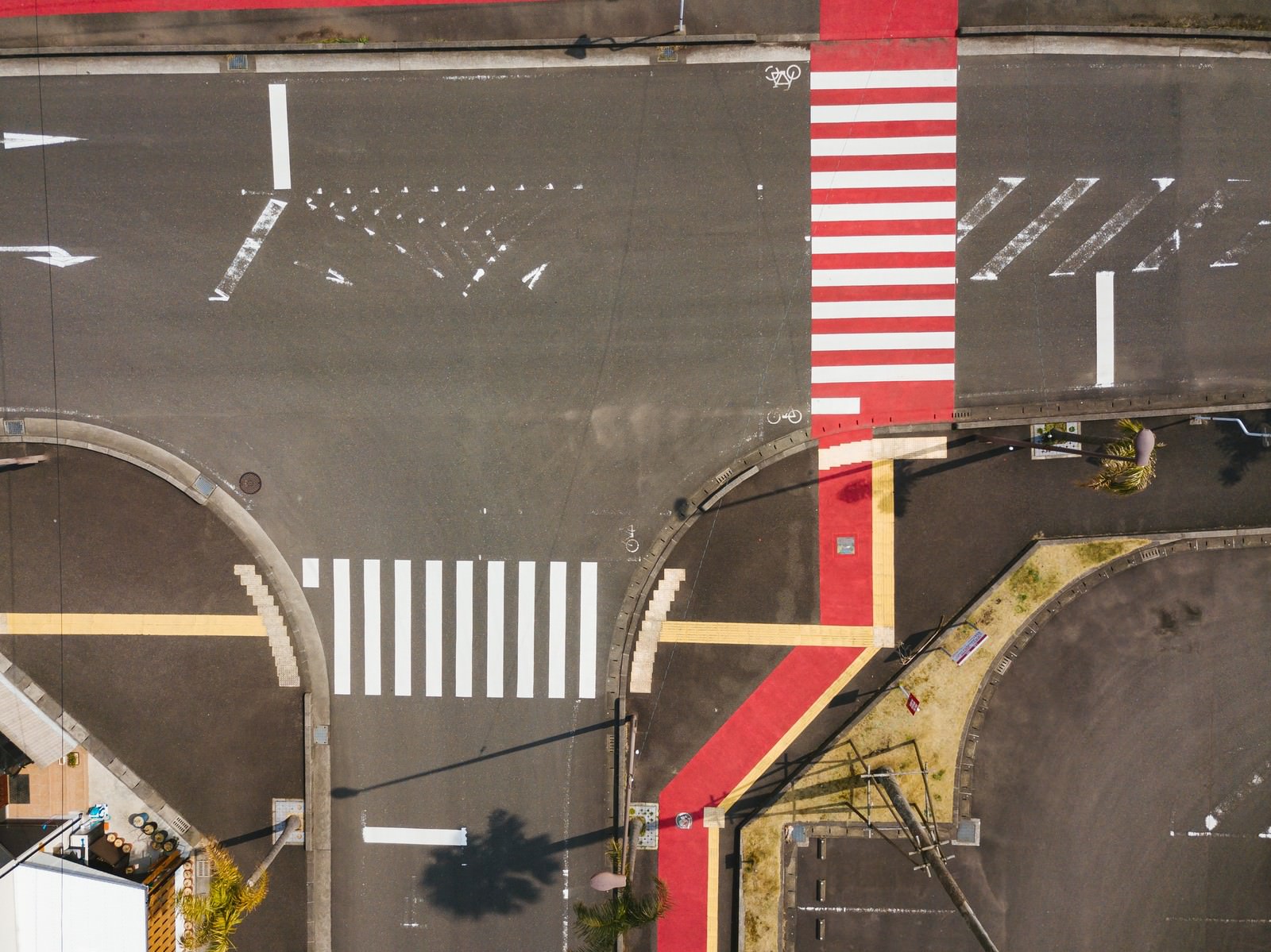宮崎県日南市の紅白色の横断歩道を上空から撮影した道路