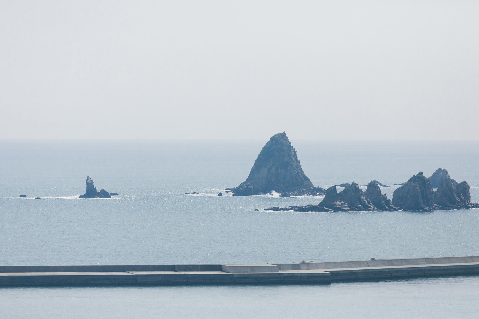宮崎県日南市の七ツ岩、霧に包まれた海岸線の風景