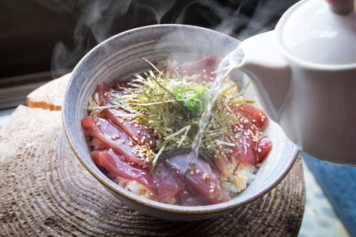 熱々の出汁を注いで完成する鰹めしの丼