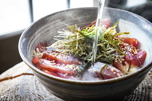 日南市の郷土料理、新鮮なカツオの切り身をふんだんに乗せた鰹めし