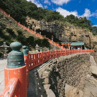 鵜戸神宮の断崖と鳥居、玉垣の参道の写真