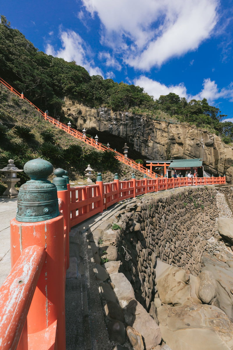 鵜戸神宮の断崖と鳥居・玉垣の参道